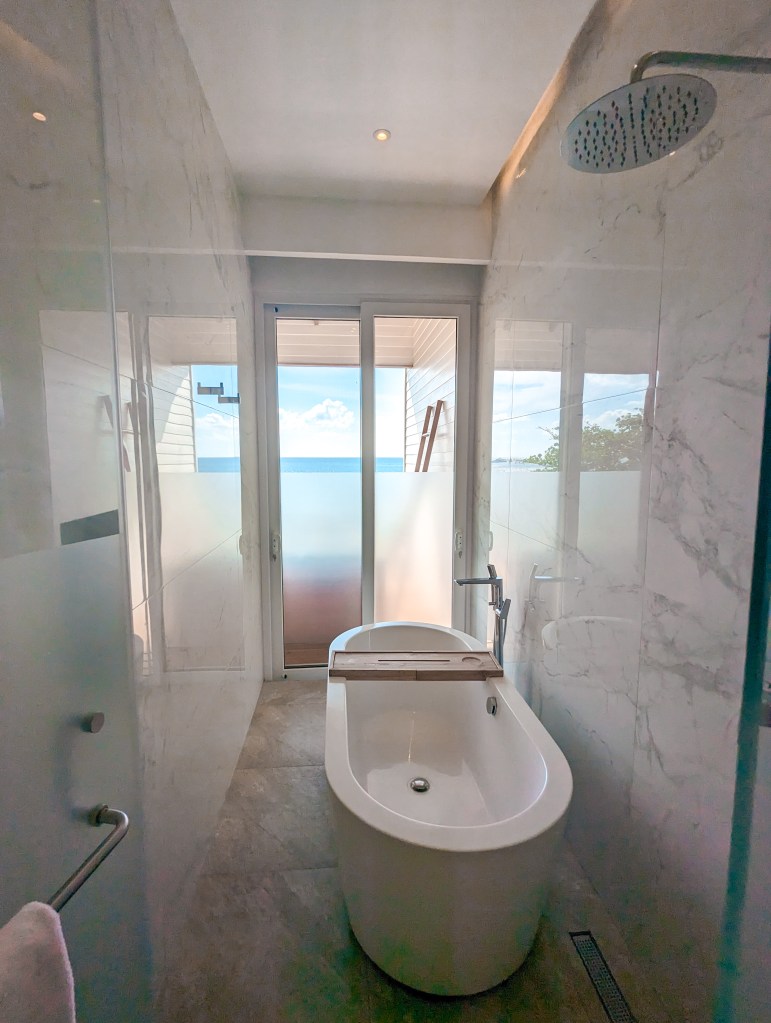Ibagari roatan bathroom