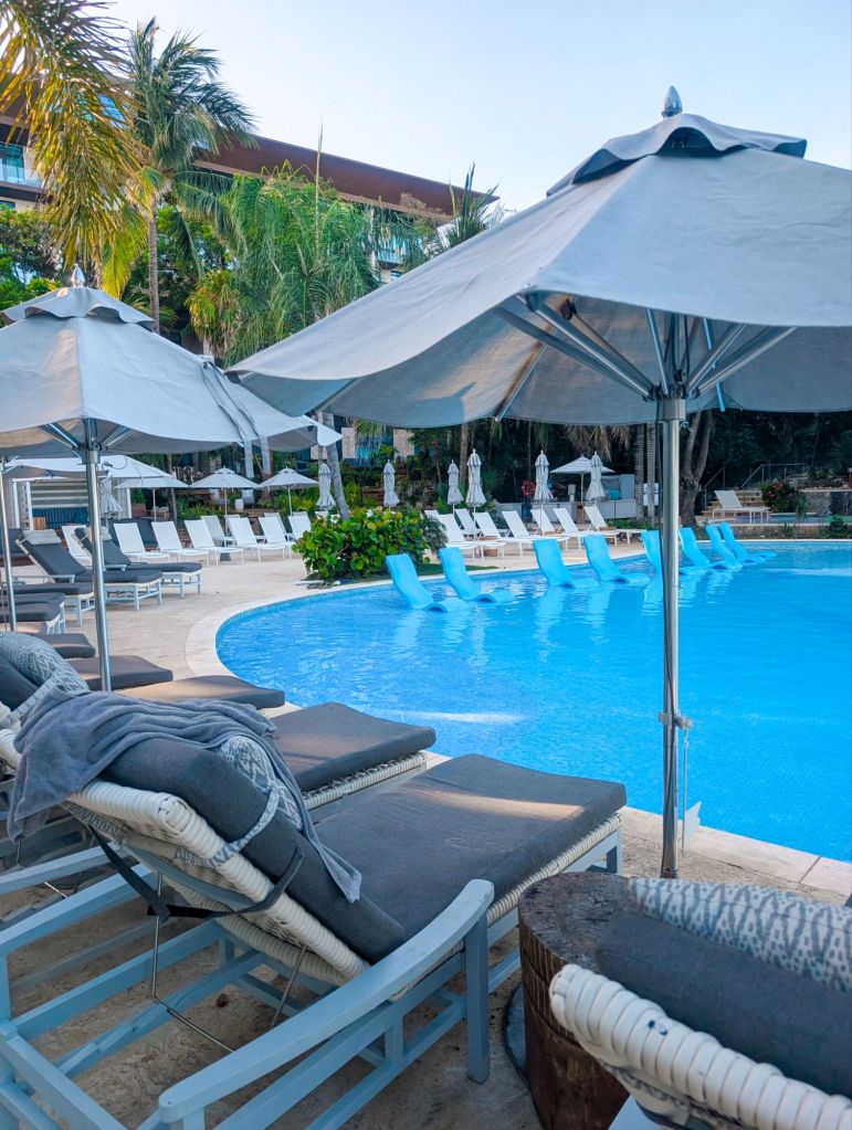 kimpton grand roatan  pool